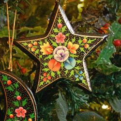 Hanging star decoration, floral design, papier mâché 10x10x0.5cm