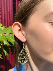 Earrings teardrop gold colour web with green bead edging